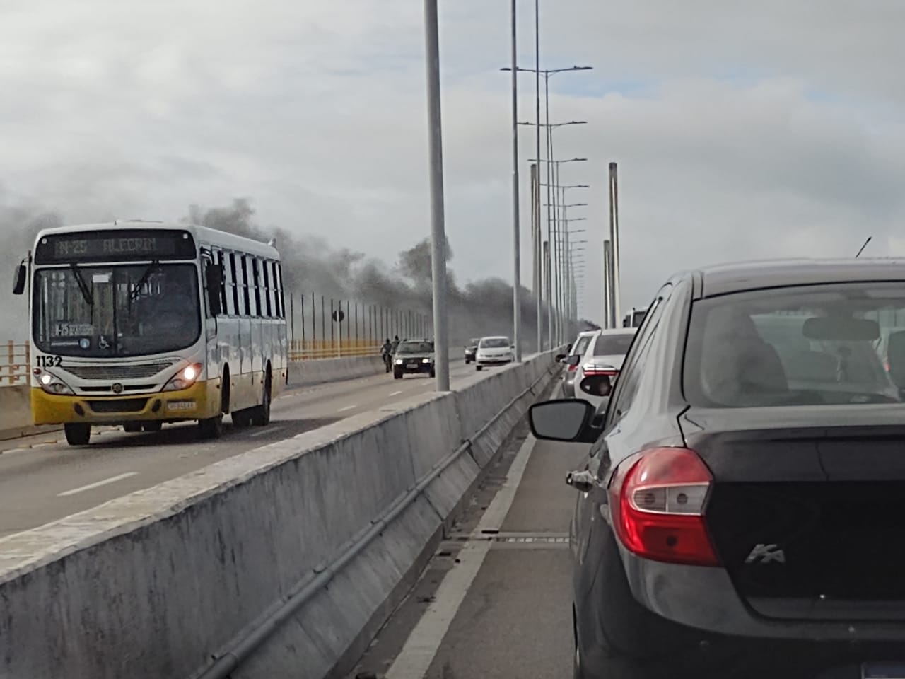 VÍDEO: Carro pega fogo na Ponte Newton Navarro