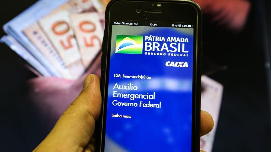 Paulo Guedes confirma auxílio emergencial por mais três meses; veja quem recebe