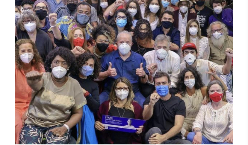 “Aglomeração do bem”, ironiza Carlos Bolsonaro sobre foto de Lula