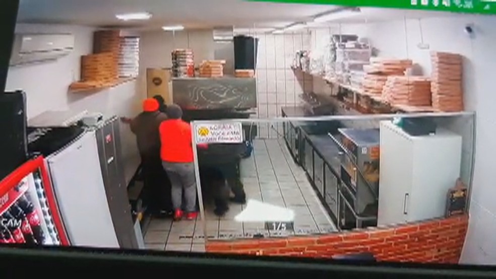 Vídeo mostra briga que acabou com quatro mortos a tiros por PM em pizzaria