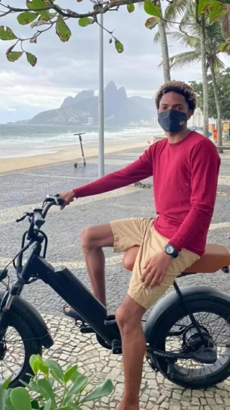 Casal branco acusa jovem negro de roubar a própria bicicleta