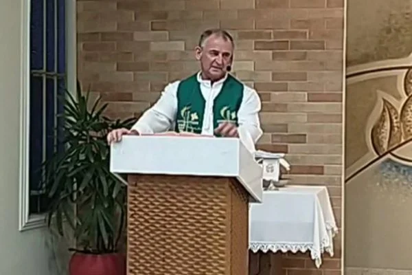 VÍDEO: Padre xinga repórter da Globo de “viadinho” e “idiota” durante missa