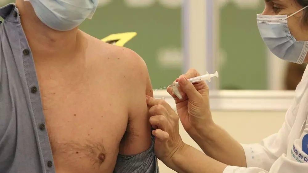 Brasil supera pela primeira vez a marca de 2 milhões de vacinas aplicadas em 24h