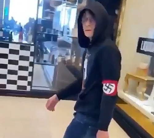 VÍDEO: Homem é expulso de shopping por usar suástica no braço