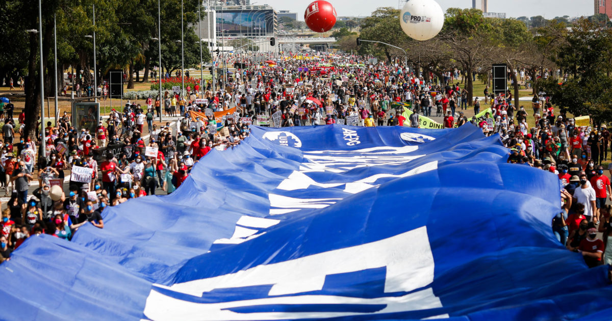 Aglomerações em atos contra Bolsonaro ocorrem no dia em que país pode chegar a 500 mil mortes