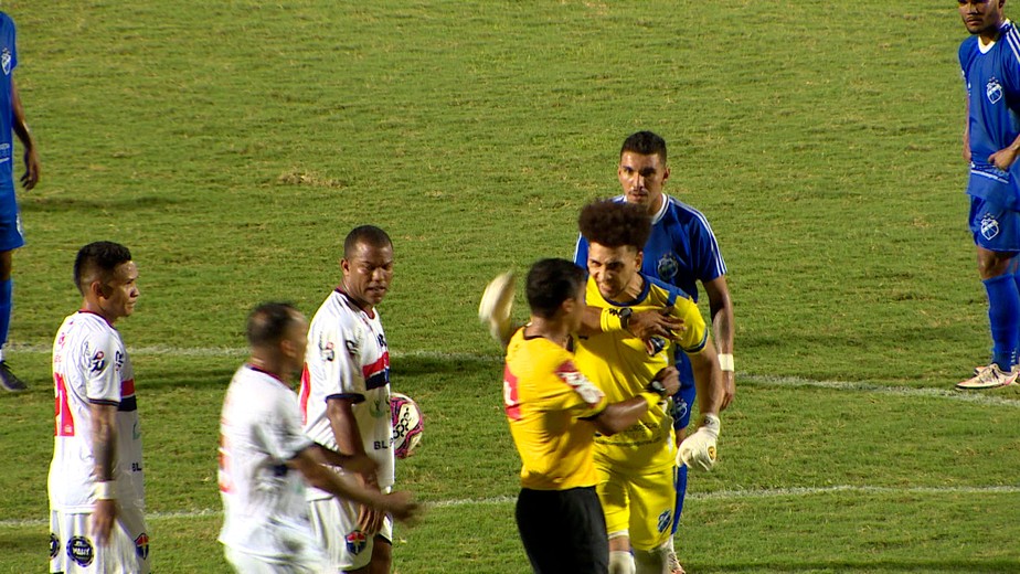 Goleiro perde a cabeça após ser expulso e dá soco em árbitro pelo Brasileiro