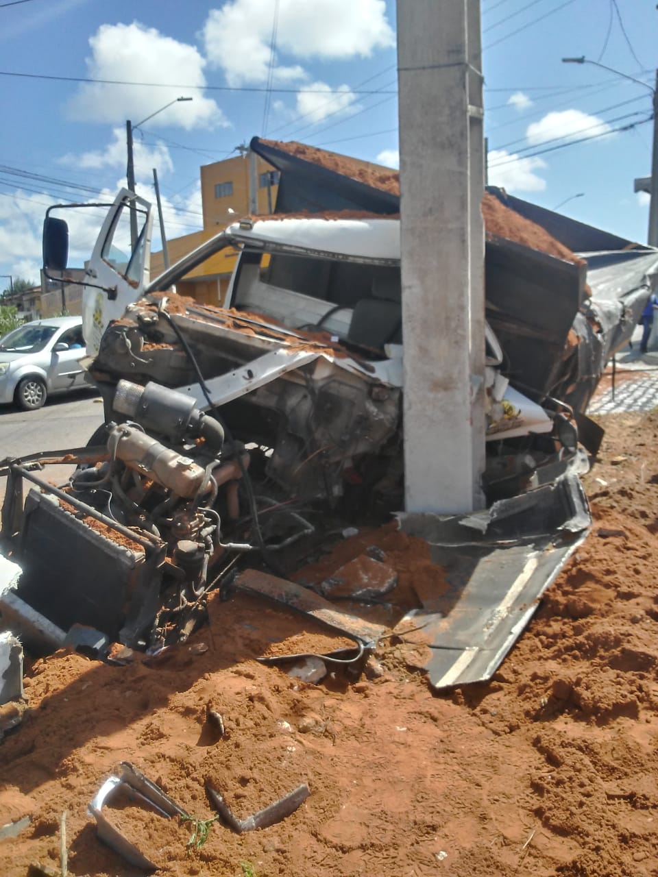 VÍDEO: Caminhão bate em poste e fica totalmente destruído na Grande Natal