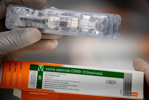 Seis idosos vacinados com duas doses da CoronaVac morrem de covid em asilo no PR