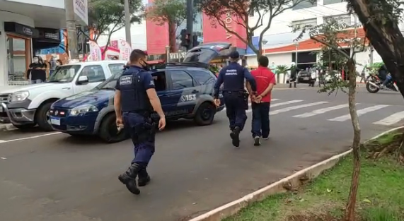 VÍDEO: Homem com faca é detido durante 'motociata' de Bolsonaro
