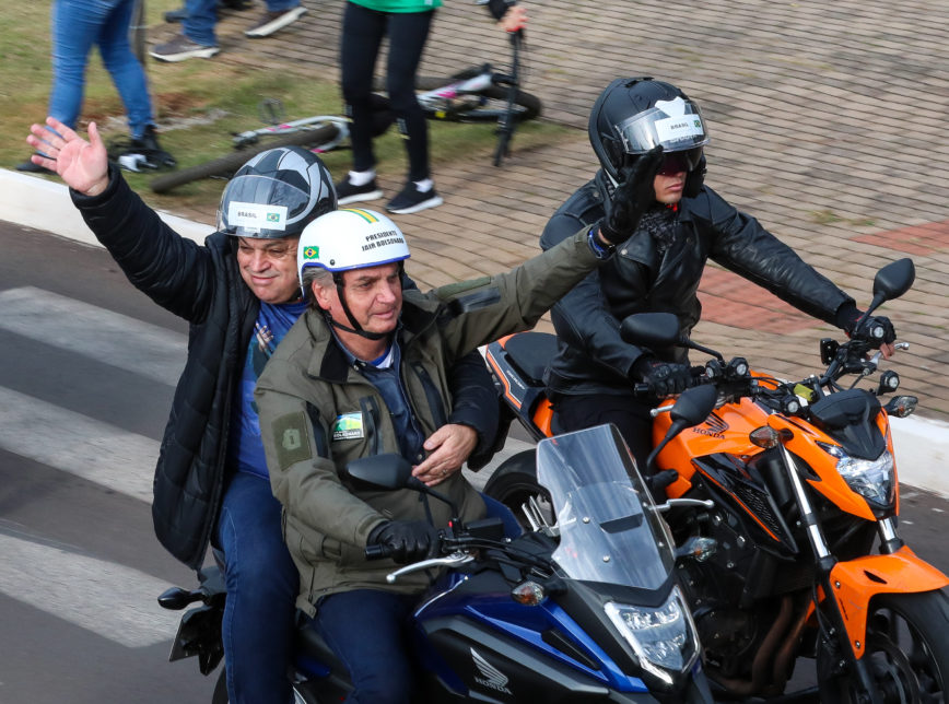Bolsonaro participa de “motociata” com apoiadores e leva prefeito na garupa