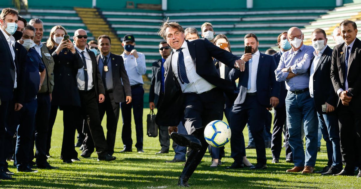 VÍDEO: Bolsonaro visita Arena Condá e bate pênalti; veja se ele fez o gol