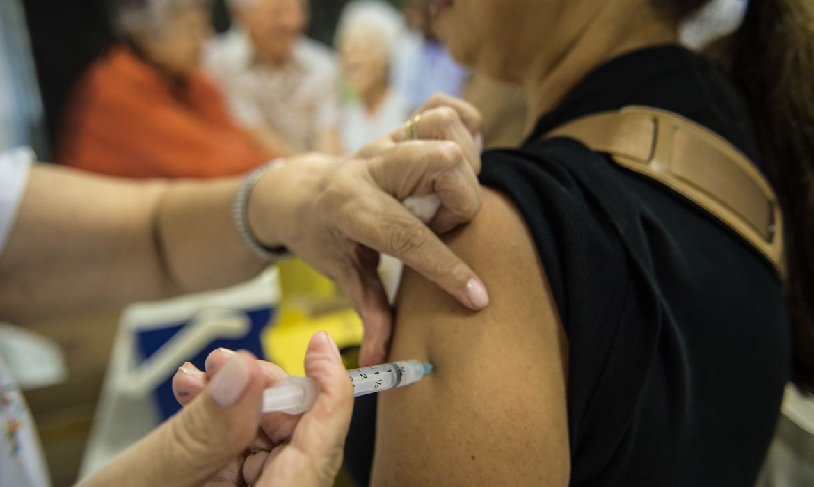 Demanda de 2ª dose da AstraZeneca pode diminuir vacinação no país em julho