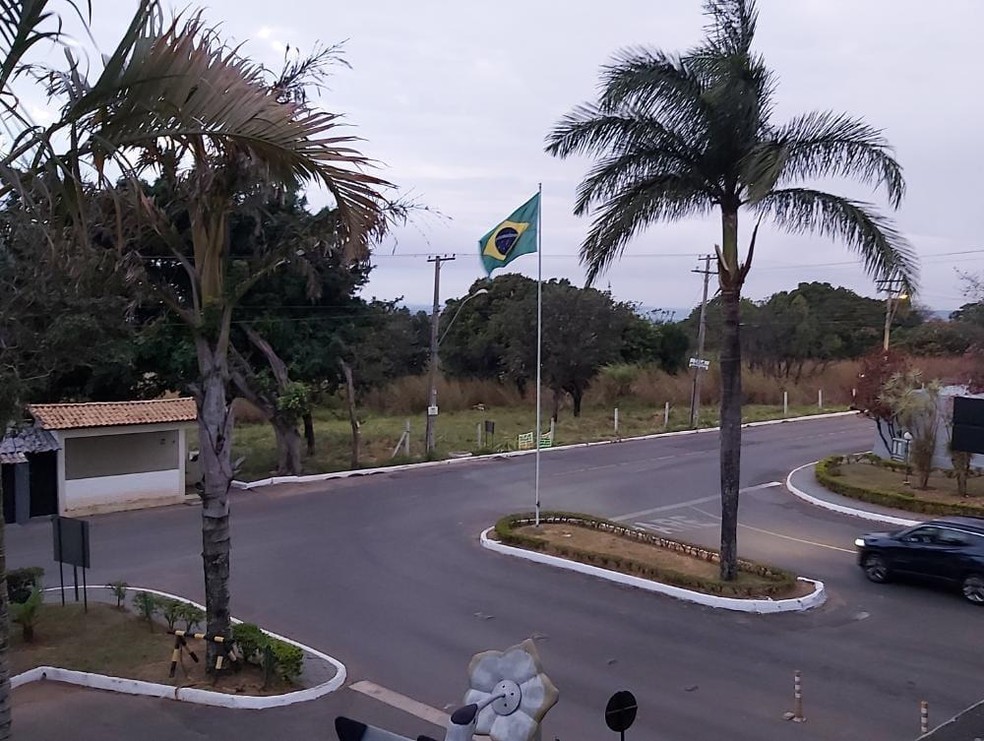 Instalação de bandeira do Brasil em condomínio gera polêmica entre moradores