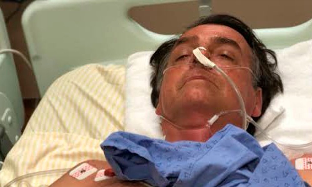 Carlos Bolsonaro compartilha foto de cirurgia do pai para criticar CPI da Covid