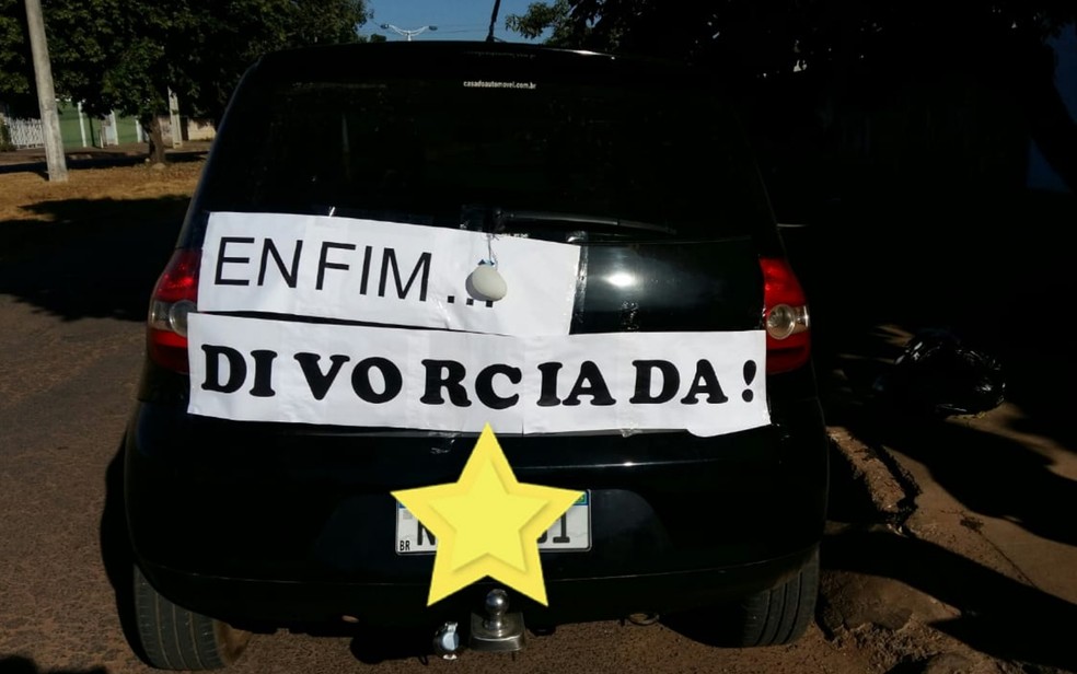 Professora coloca faixa 'enfim divorciada' em carro para comemorar separação e viraliza