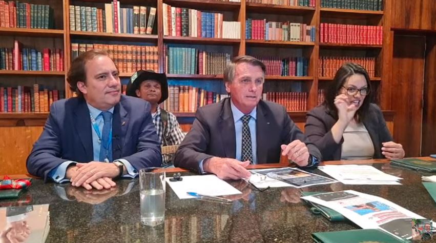 Bolsonaro ironiza o “superimpeachment” e manda recado a Frota e Joice: “Estou dando risada desses dois otários”; assista