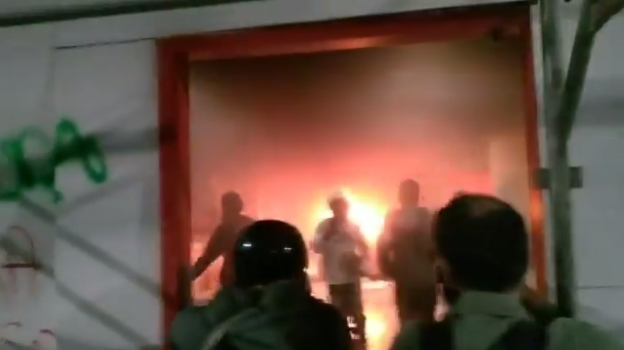 VÍDEO: Vândalos ateiam fogo em agência bancária durante protesto contra Bolsonaro