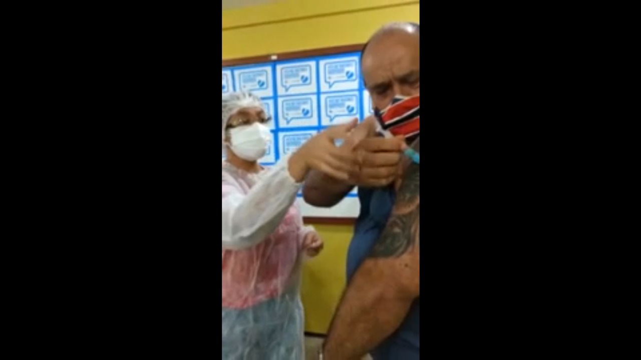 VÍDEO: Homem arranca seringa das mãos de enfermeira, aplica vacina sozinho e viraliza na web