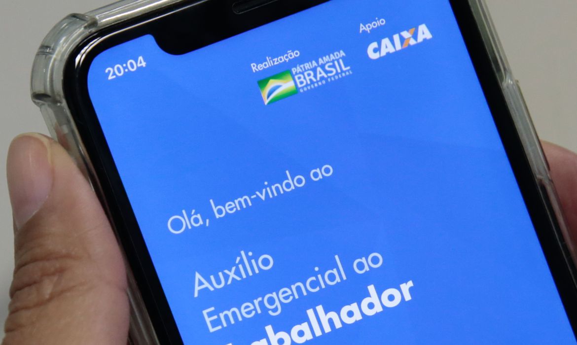 VÍDEO: Governo Bolsonaro assina decreto e prorroga auxílio emergencial por mais três meses