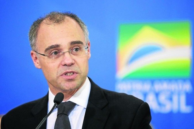 Bolsonaro diz a ministros que vai indicar André Mendonça ao STF