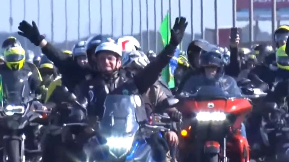 VÍDEO: Milhares participam de ‘motociata’ com Bolsonaro em Porto Alegre; assista