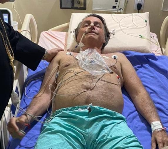 Bolsonaro posta foto no hospital e atribui internação a tentativa de assassinato pelo 'braço esquerdo do PT'