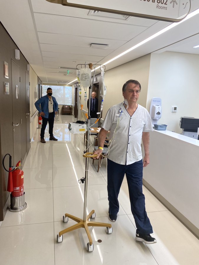 Bolsonaro posta foto caminhando com soro no corredor do hospital: “em breve, de volta a campo"