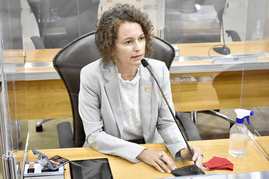 VÍDEO: 'Eu não fumo maconha, porque se fumasse eu assumia', diz deputada do PT no RN