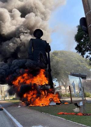 Manifestantes incendeiam estátua em SP