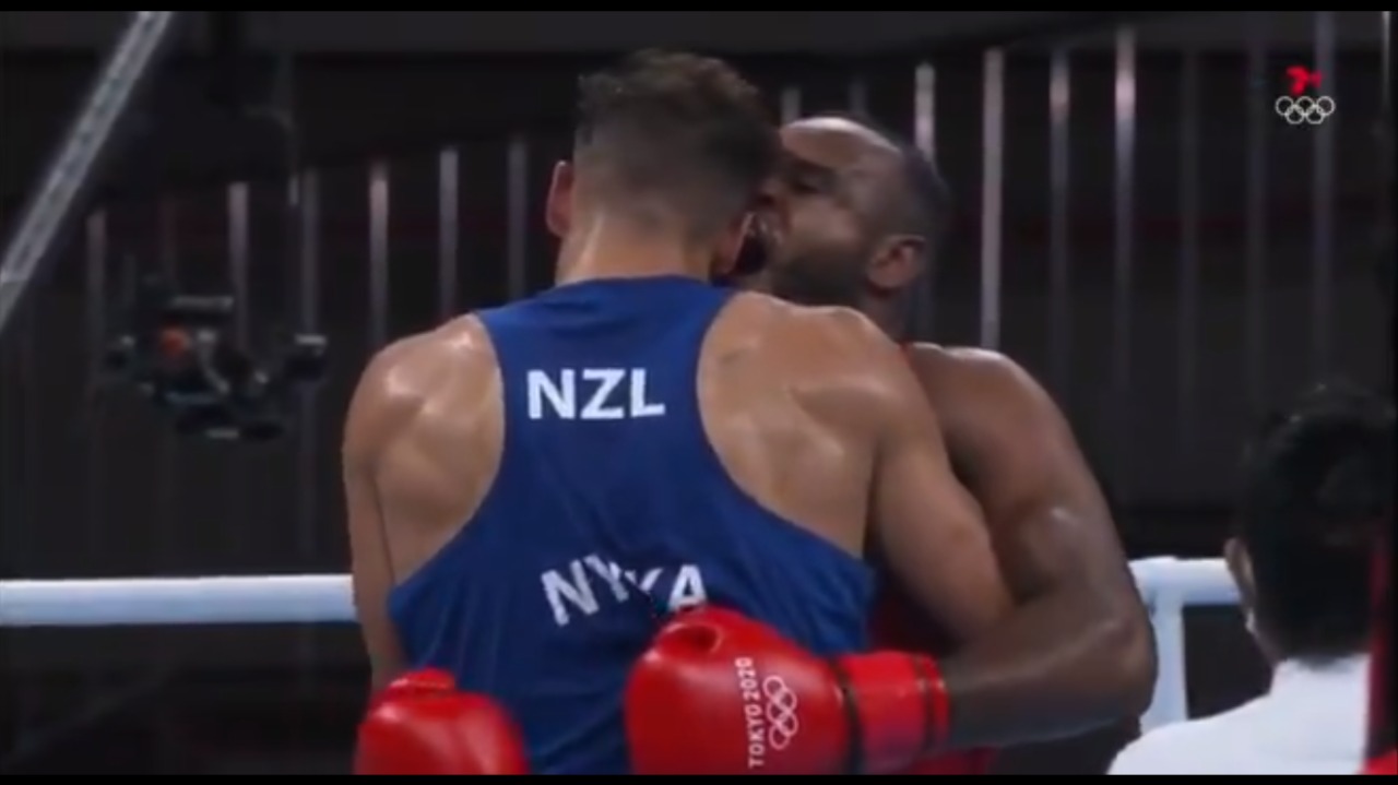 VÍDEO: Boxeador é desclassificado das olimpíadas após tentar morder orelha de rival