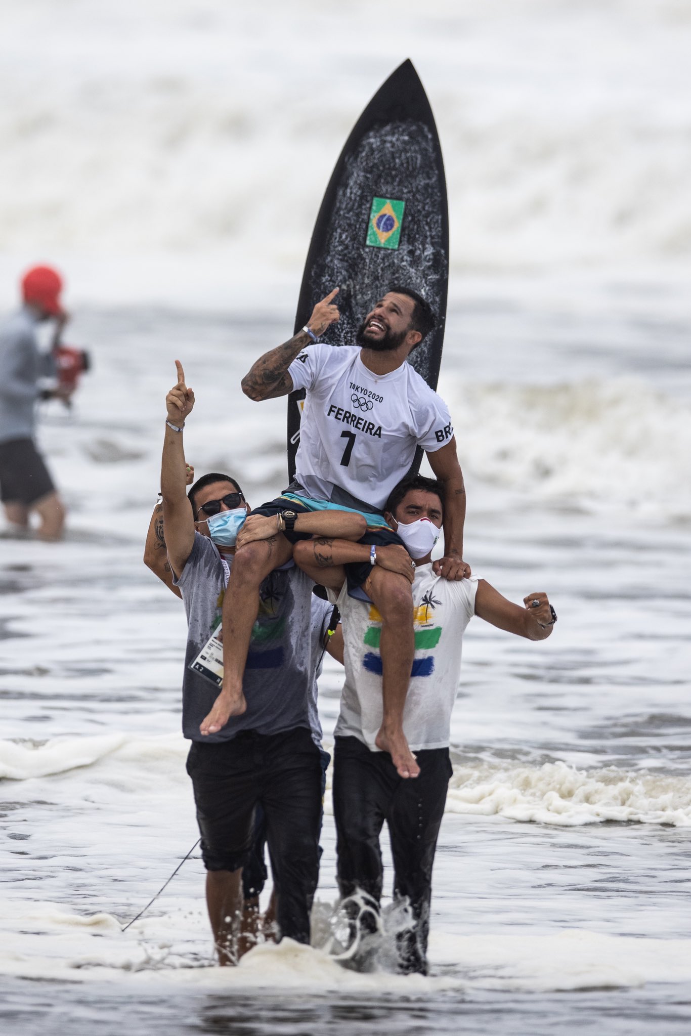 Italo Ferreira desembarca no Brasil e manda recado para a mãe: 'cuidado para não aglomerar'