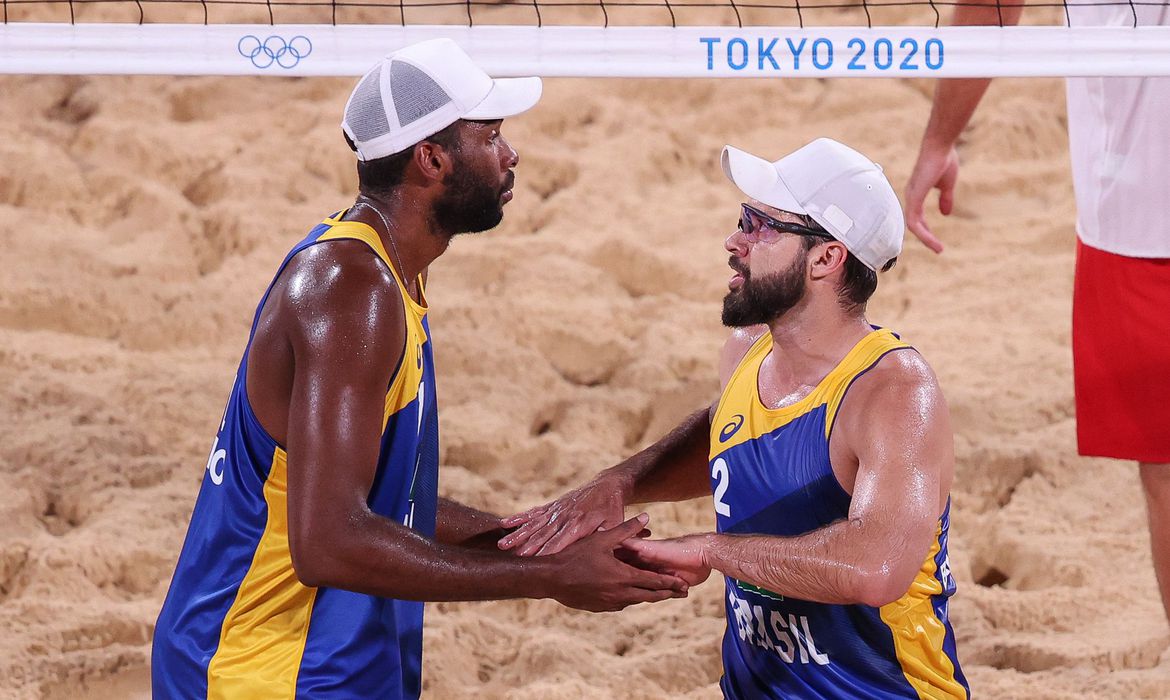 Tóquio: Evandro e Bruno Schmidt avançam às oitavas no vôlei de praia