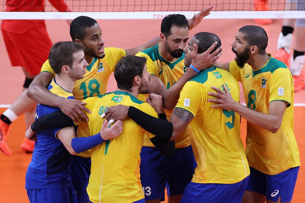 Brasil volta a vencer, avança no vôlei e faz semifinal contra russos