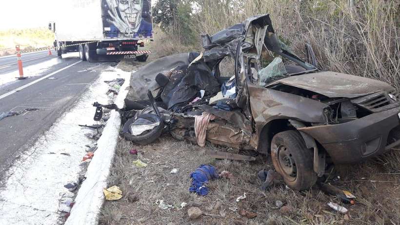 Batida entre caminhão e carro deixa seis mortos; bebê e adolescente estão entre as vítimas