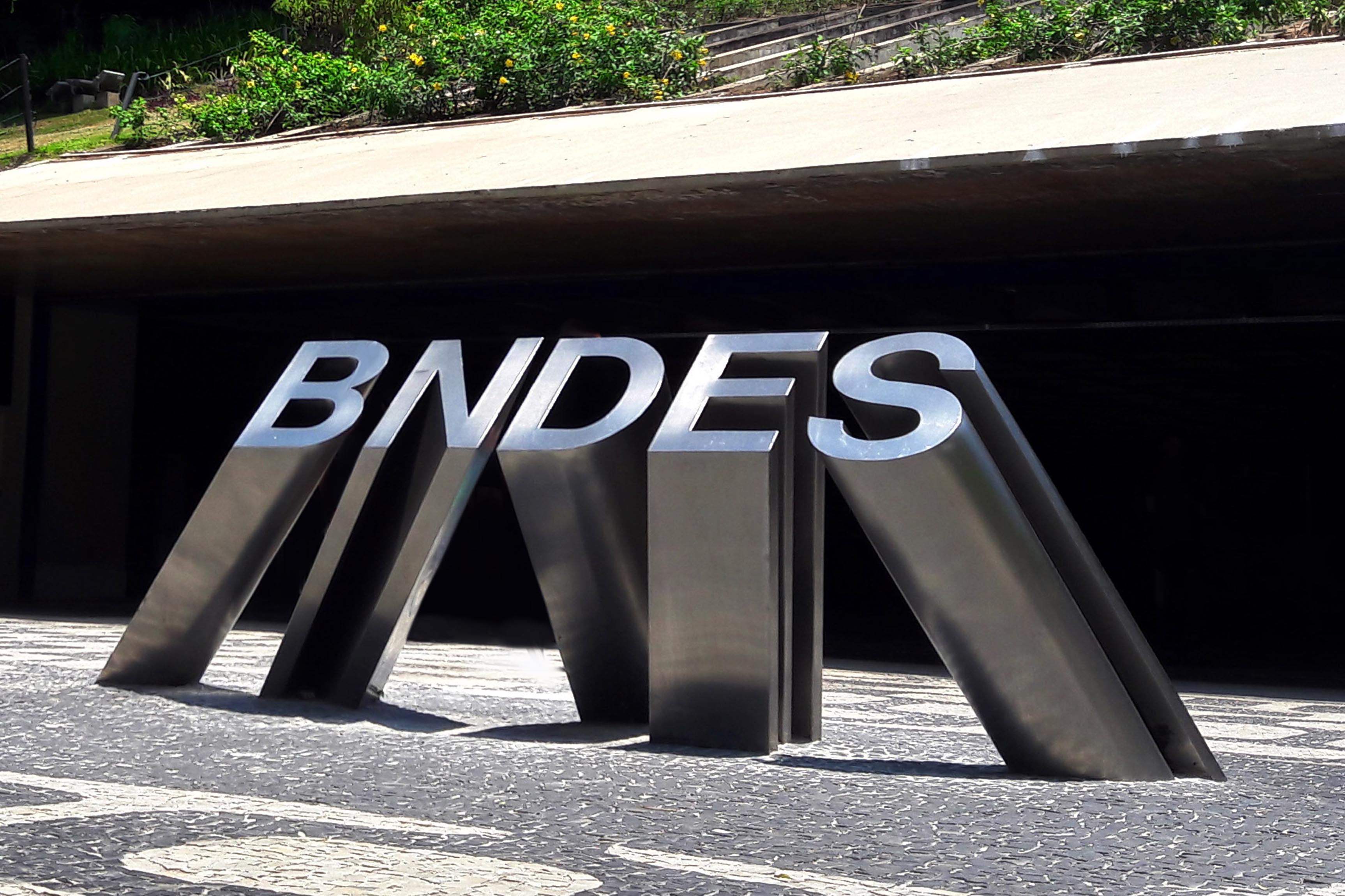 Bolsonaro diz que vai encaminhar à CGU operações do BNDES no governo do PT