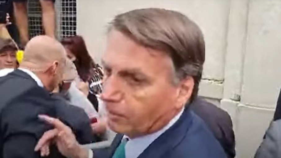 Em novo ataque, Bolsonaro sobe o tom e chama Barroso de 'filho da p...'; assista