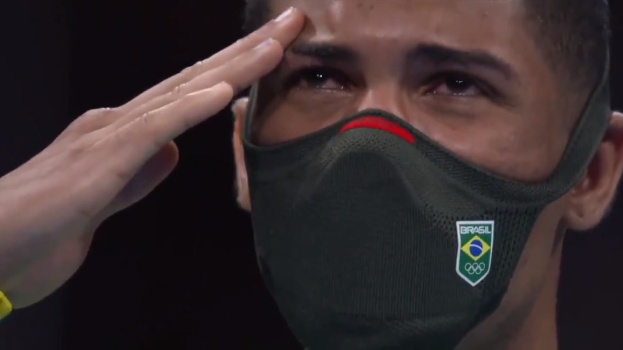 VÍDEO: Brasileiro chora ao ouvir hino nacional após receber medalha de ouro nas Olimpíadas