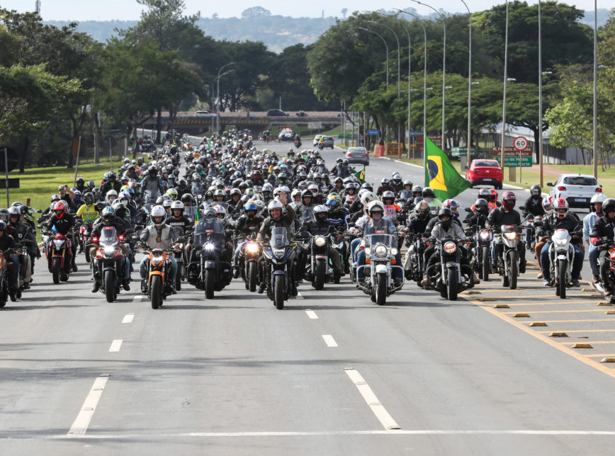 VÍDEO: Bolsonaro participa de motociata em Florianópolis com apoiadores; veja como foi