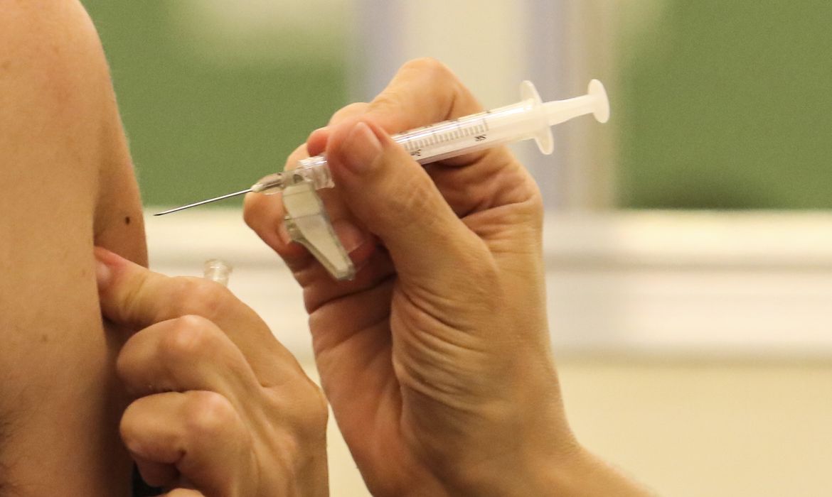 Brasil supera 70% da população adulta vacinada