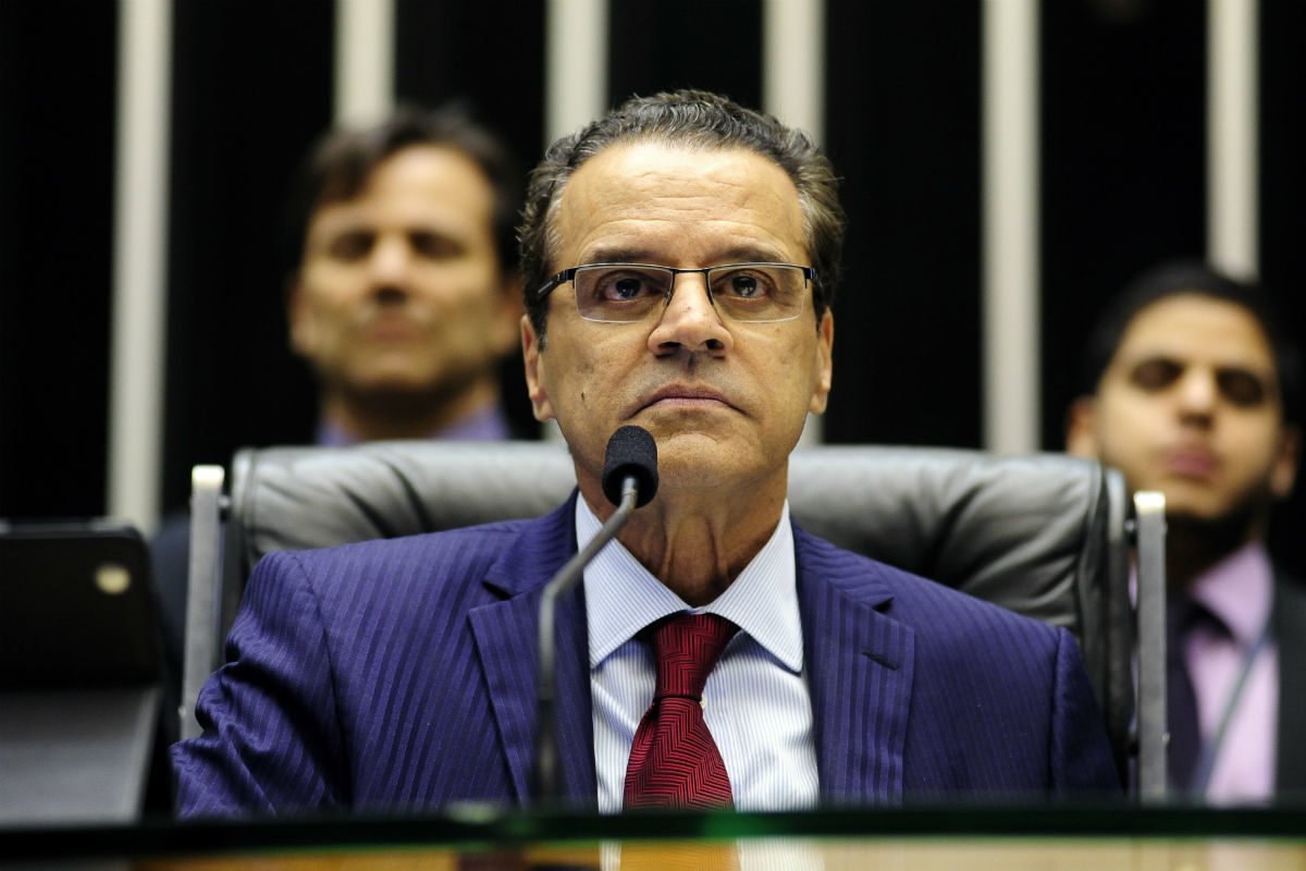 Reta Tabajara: após 44 anos como deputado, Henrique critica demora em obra e web reage