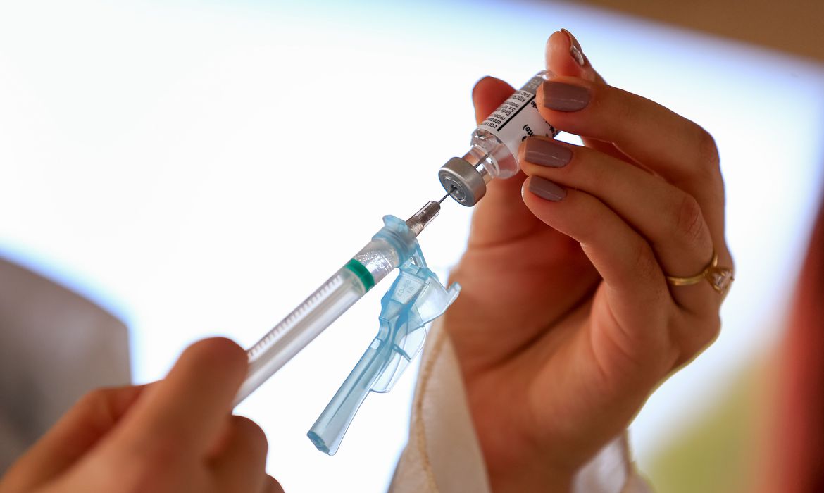 Mortes por covid-19 de pessoas vacinadas são raras; especialista explica