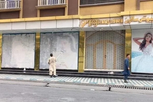 Talibã apaga imagens de mulheres em muros; famílias são forçadas a entregar meninas