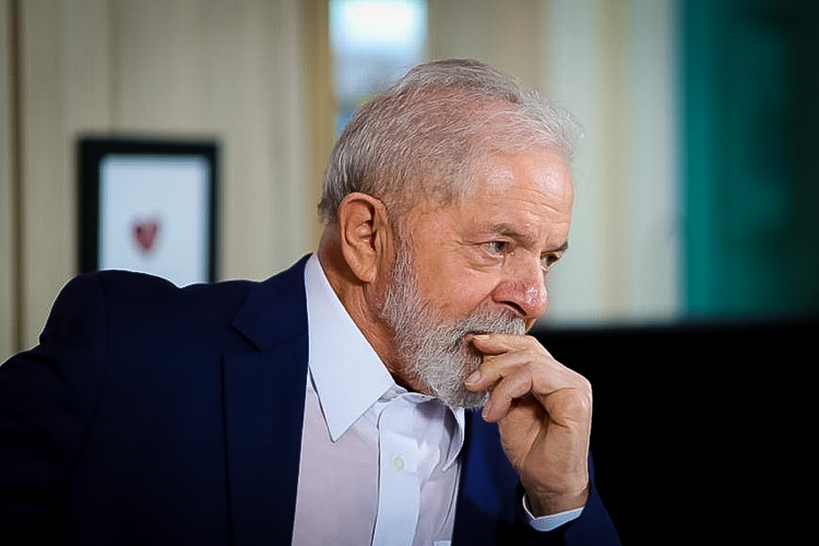 Lula diz que é preciso regulamentar a mídia no Brasil