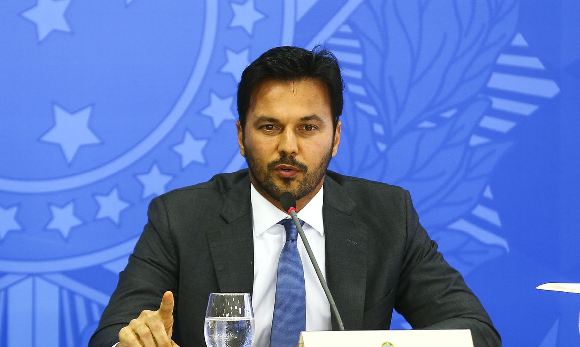 "Para se obter qualquer acordo, todos teriam que voltar atrás", diz Fábio Faria sobre crise entre poderes