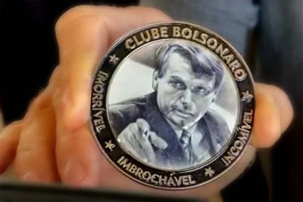 Bolsonaro apresenta medalha de “imorrível, imbroxável e incomível” a apoiadores