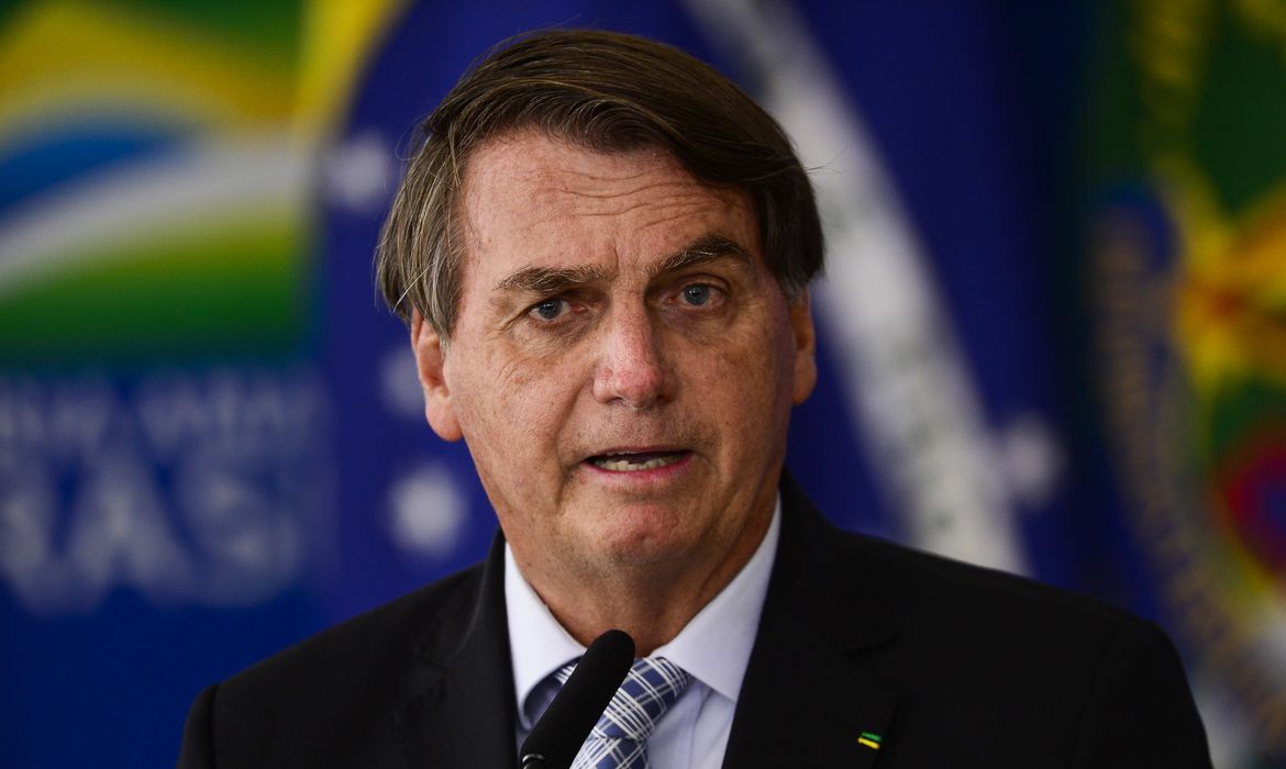 Alto preço da gasolina também é culpa do "nove dedos", diz Bolsonaro