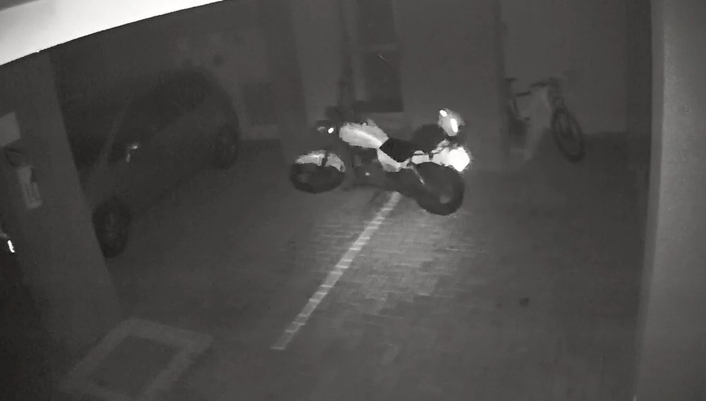 Vídeo de moto andando sozinha em estacionamento de condomínio viraliza; ASSISTA