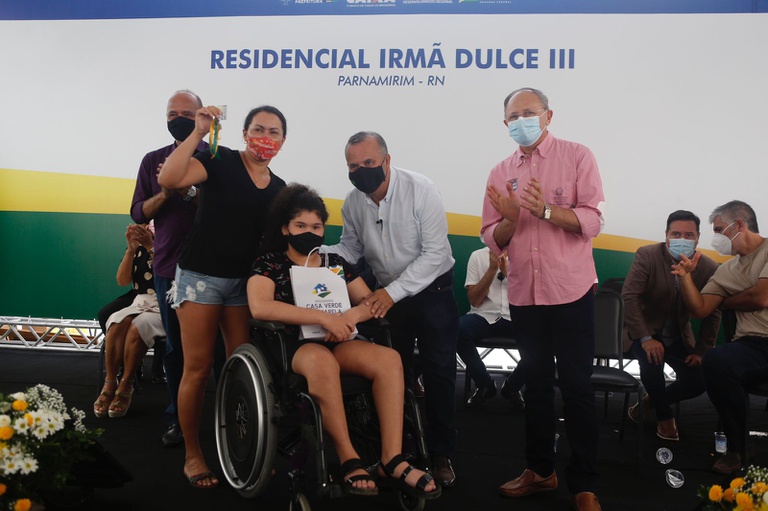 Rogério Marinho entrega 256 moradias a famílias de baixa renda em Parnamirim