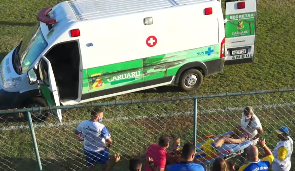Jogador sai do campo em ambulância e clube brasileiro pede ajuda da torcida para pagar cirurgia