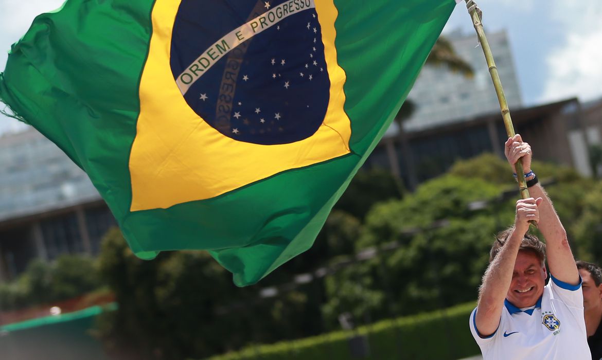 Bolsonaro convida população a ir às ruas amanhã